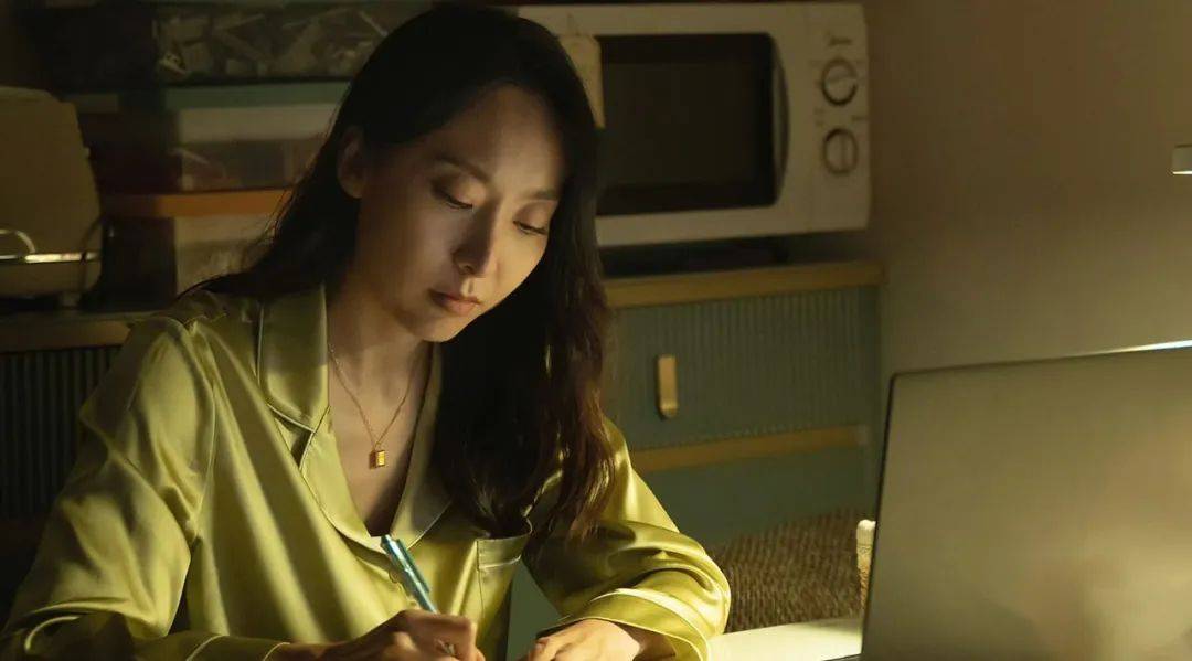 失业的30岁女性:降薪1万,去卖彩票了